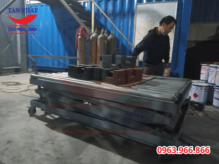 Bàn nâng thủy lực được sử dụng trong các nhà máy sản xuất