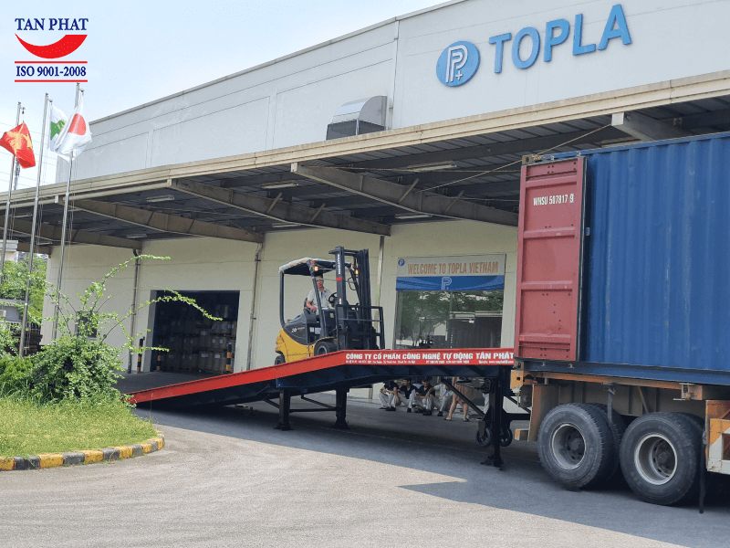 Cầu dẫn xe nâng lên container Tân Phát bàn giao tại Topla Việt Nam