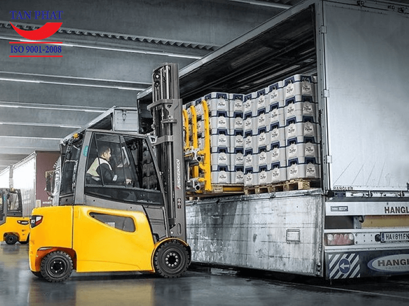 Sử dụng xe nâng trong xếp hàng hóa lên thùng container