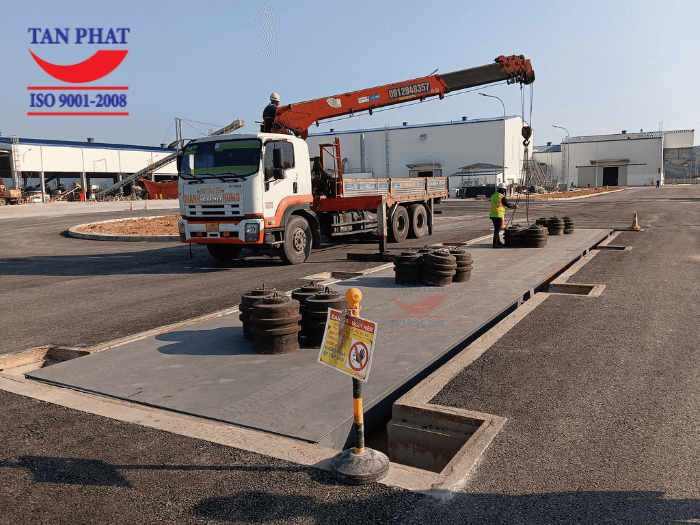 Sau khi lắp đtặ hoàn thiện, Tân Phát sử dụng quả chuẩn để hiệu chỉnh cân chính xác