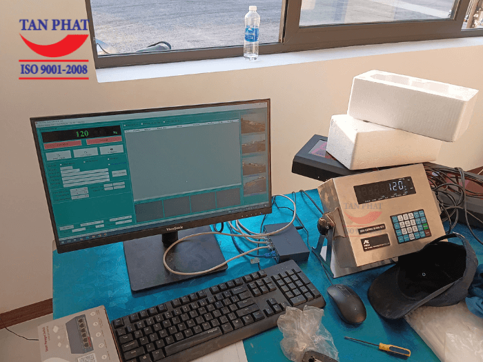 Nhà điều hành trạm cân chứa đầu cân kết nối với máy tính, máy in