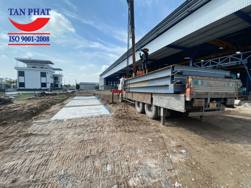 Tân Phát sản xuất, vận chuyển tận nơi, lắp đặt, bàn giao hoàn thiện cân ô tô điện tử tận công trình của khách hàng