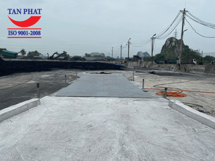 Mặt bàn cân sử dụng tôn mặt 10mm, lắp đặt nổi