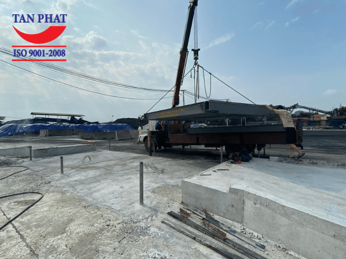 Đội ngũ kỹ thuật của Tân Phát vận chuyển và lắp đặt cân tại công trình của khách hàng