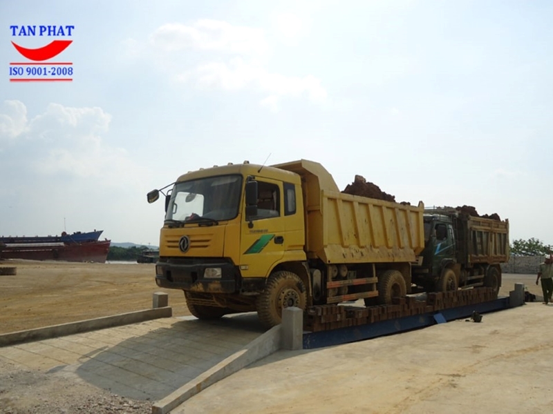 Bánh trước hoặc bánh sau xe đứng hoàn toàn trên bàn cân có thể khiến trọng lượng xe sai lệch