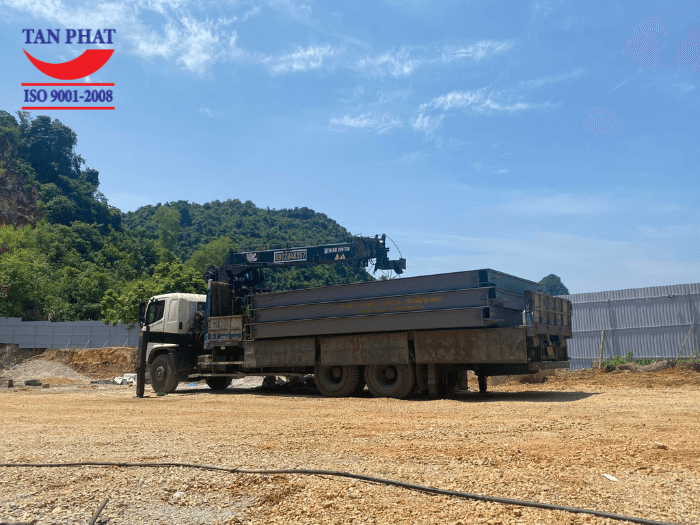 Cân được vận chuyển bằng xe cẩu tới địa chỉ của khách hàng