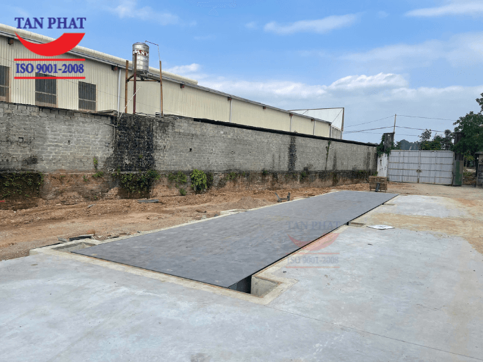 Cân có kết cấu khung cơ khí chắc chắn, được lắp đặt dạng chìm tiết kiệm diện tích