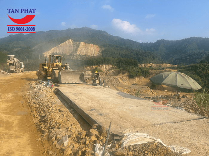 Cân được lắp đặt dạng nổi với 2 đầu dốc lên xuống