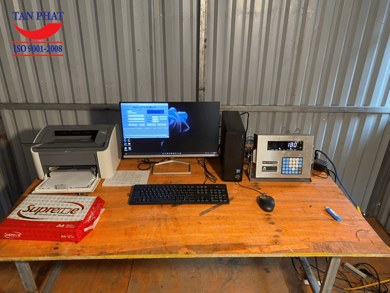 Hệ thống máy tính, máy in cài đặt phần mềm quản lý cân được đặt bên trong nhà điều hành của trạm cân