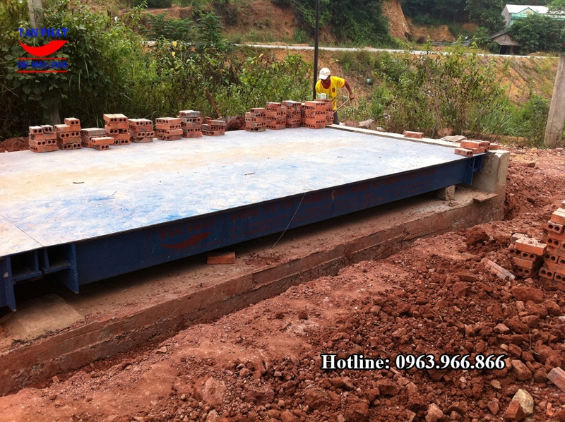 Với khung bàn cân được làm từ loại thép U300 dập, bề mặt tôn dày 10mm, một loại kích thước tiêu chuẩn đáp ứng cho cân ô tô điện tử đang được ứng dụng hiện nay.