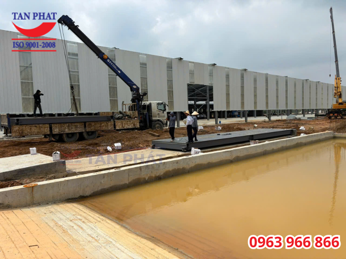 Đội ngũ kỹ thuật của Tân Phát theo dõi quá trình và trực tiếp lắp đặt hoàn thiện trạm cân
