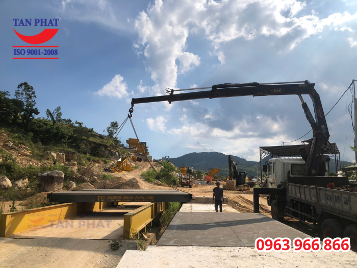 Bàn cân được hạ vào hố móng