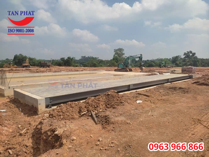 Cân được lắp đặt dạng nổi, phù hợp với địa hình và nhu cầu sử dụng của khách hàng