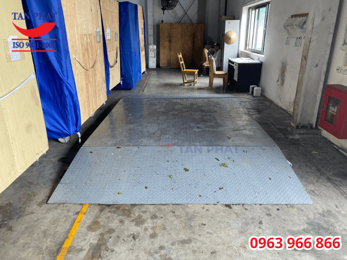 Cổng truyền thông RS232 cho phép cân kết nối với các thiết bị ngoại vi như máy tín, máy in để hỗ trợ in xuất phiếu cân hay quản lý số liệu cân