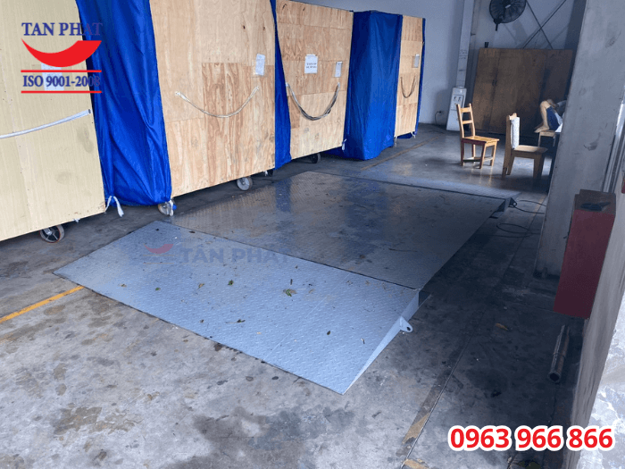 Giao diện thân thiện với màn hiển thị dạng Led chữ đỏ, sáng rõ, giúp người dùng có thể dễ dàng đọc kết quả cân trong mọi điều kiện ánh sáng