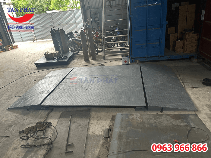 Cân sàn điện tử 5 tấn với thiết kế 2 đầu dốc lên xuống