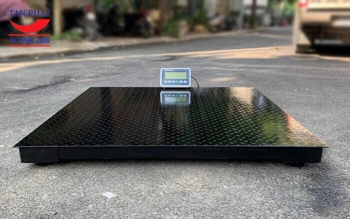 Cân sàn 500kg được sản xuất và thiết kế theo tiêu chuẩn cân sàn điện tử tiêu chuẩn trên thế giới hiện nay. Cân được đo lường, kiểm đinh độ chính xác trước khi được bàn giao và đưa vào kiểm định.