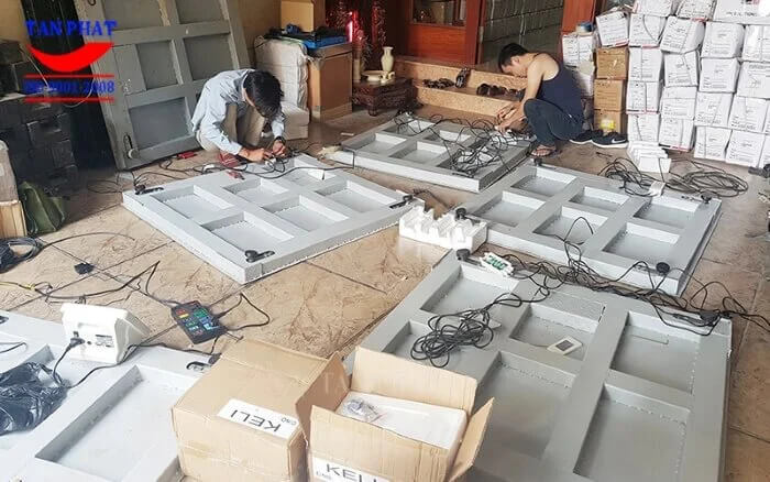 Toàn bộ khung cân, mặt sàn cân được thiết kế phun sơn chống oxi hóa. Mặt sàn dày tới 5mm tôn sần chống trượt, đảm bảo an toàn tuyệt đối cho hàng hóa trong quá trình sử dụng.