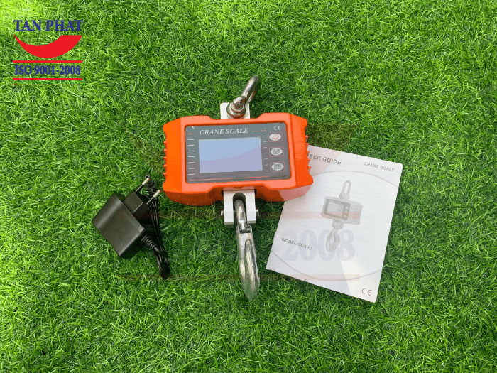 Cân treo 500kg OCS-P1 với bộ sạc và catalog đi kèm