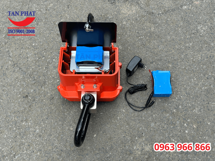 Cân được cấp kèm theo 1 cục pin dự phòng, đảm bảo có thể hoạt động liên tục