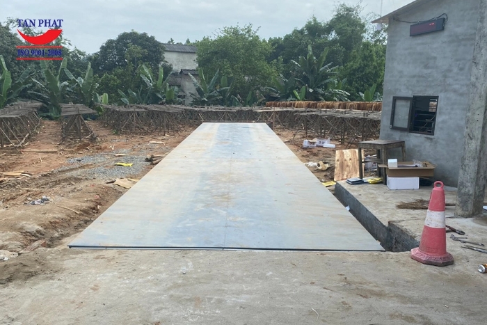 Hình ảnh bàn cân được lắp hoàn thiện vào hố móng