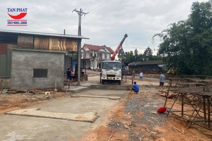 Tân Phát vận chuyển bàn cân tới công trình của khách hàng bằng xe cẩu