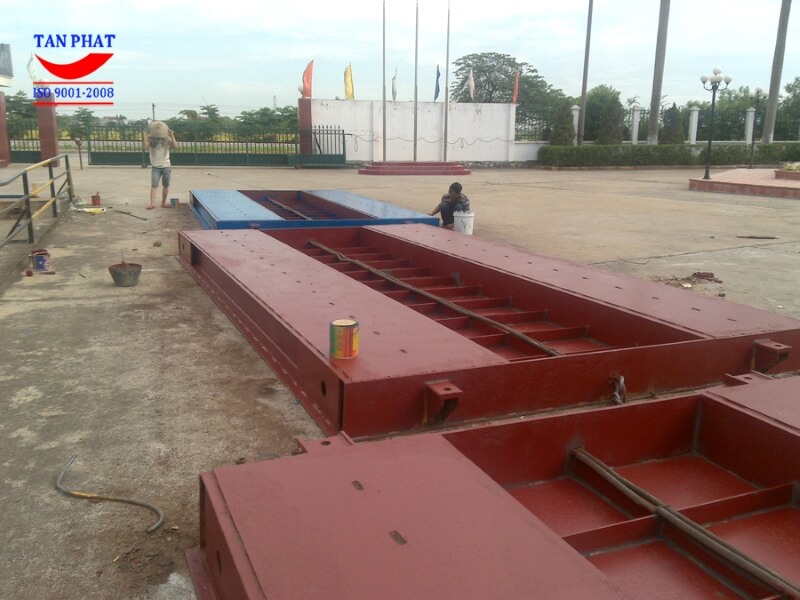 Bàn cân ô tô được sơn chống gỉ cùng lớp sơn màu tạo tính thẩm mỹ