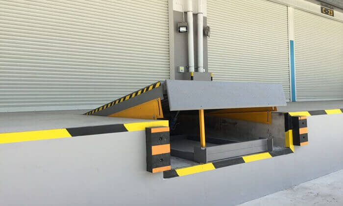 Hai thanh cao su dạng chữ I được lắp đặt ở 2 bên thành của hố Dock