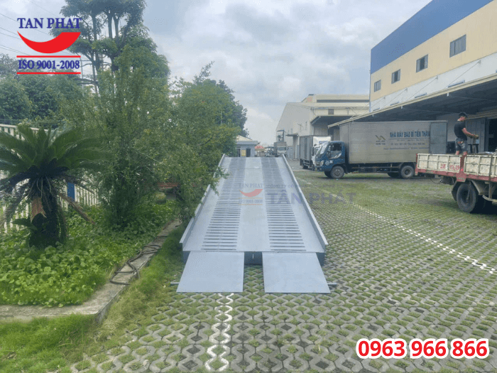 Mặt cầu chống trượt sử dụng tôn nhám, kết hợp thép phi gân và thép vuông đặc