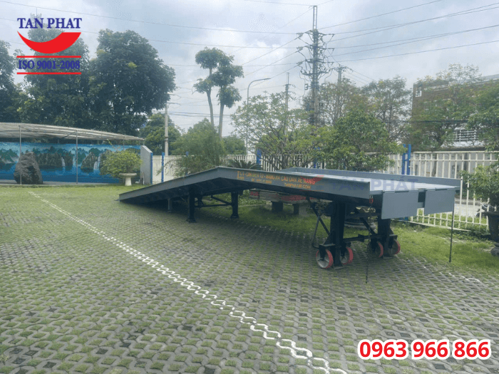 Kết cấu dầm chịu lực của cầu dẫn sử dụng thép U, I đúc chắc chắn, đảm bảo an toàn với độ bền sử dụng lâu dài