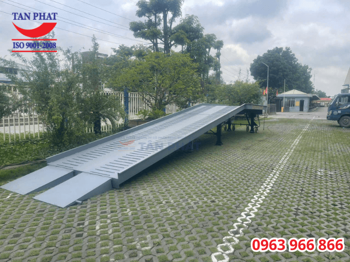 Cầu dẫn xe nâng lên container 10 tấn, kích thước 13x2.35m giao tại KCN Quế Võ mở rộng, thuộc huyện Quế Võ, tỉnh Bắc Ninh