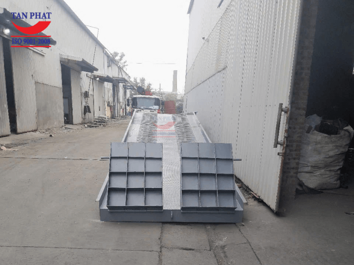 Cầu có tấm gá tiếp đất, giúp xe nâng lên/xuống dễ dàng