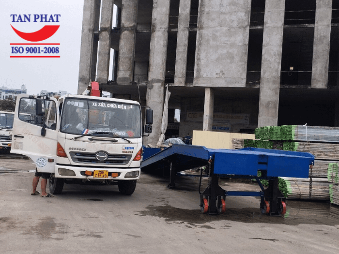 Cầu có khả năng nâng hạ và di chuyển linh hoạt nhờ hệ thống chân chống Fuwa và bánh xe PU