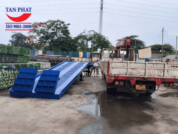 Cầu dẫn xe nâng lên container 10 tấn do Tân Phát bàn giao tại quận Hà Đông, Hà Nội