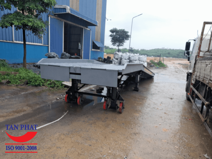 Cầu sử dụng 4 chân chống Fuwa và 4 bánh xe PU di chuyển