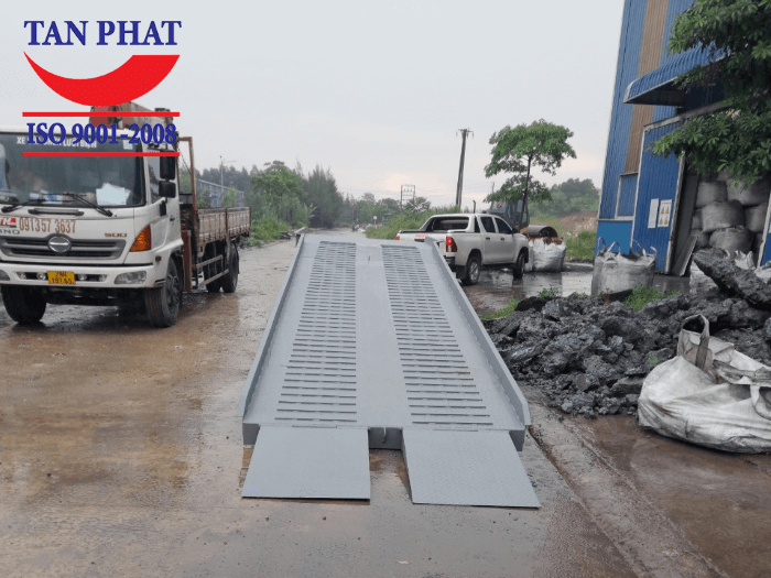 Mặt cầu chống trượt thép phi gân và thép vuông đặc