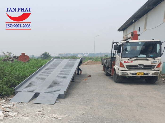 Cầu container 12 tấn được vận chuyển và giao hàng tận nơi