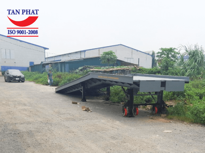 Cầu dẫn xe nâng được thiết kế với kết cấu chắc chắn, đảm bảo độ bền lâu dài