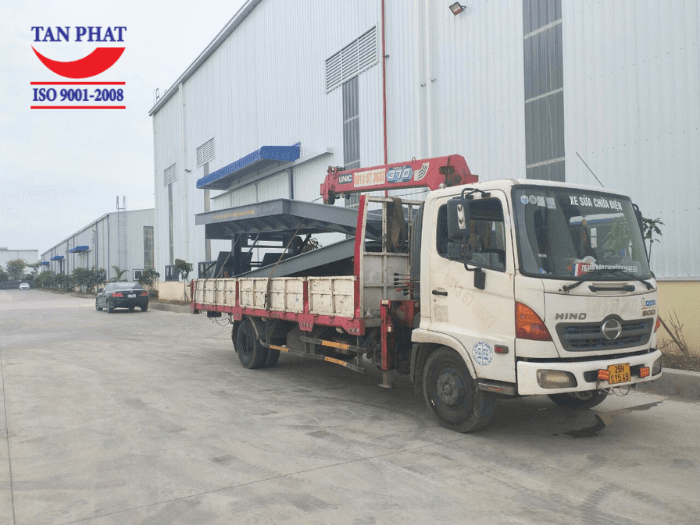 Tân Phát vận chuyển và láp đặt cầu tận nơi cho khách hàng bằng xe cẩu
