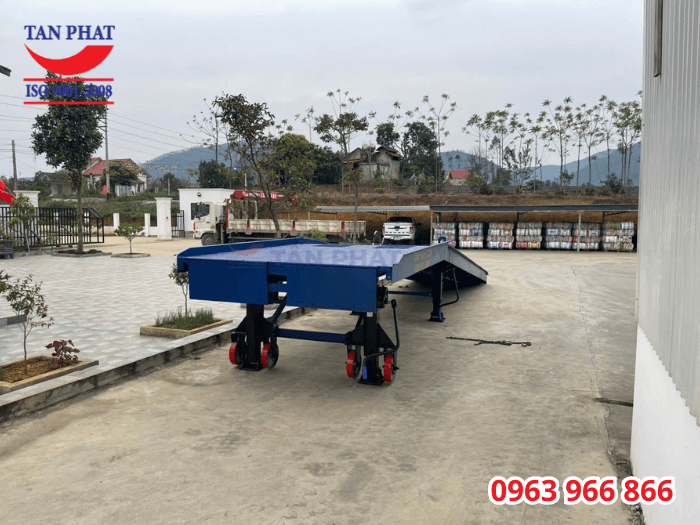 Cầu có khả năng nâng hạ và di chuyển linh hoạt nhờ hệ thống chân chống romooc và bánh xe