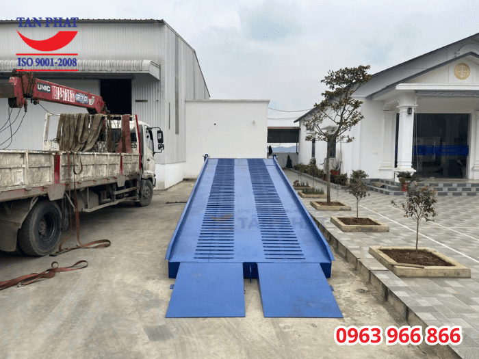 Mặt cầu chống trượt bằng tôn nhám và thép phi gân, đảm bảo an toàn cho quá trình vận hành