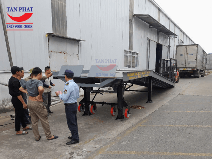 Cầu container sở hữu chân chống Fuwa nâng hạ và bánh xe PU di chuyển