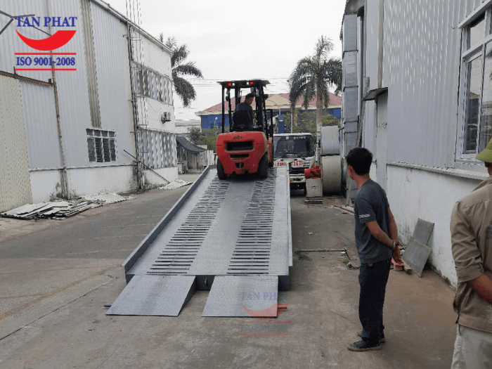 Chống trượt mặt cầu bằng tôn nhám kết hợp thép phi gân và thép vuông đặc