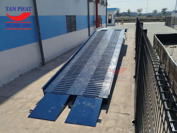 Tân Phát sử dụng tôn nhám mặt cầu, kết hợp với thép phi gân và thép vuông đặc, gia tăng khả năng chống trượt, đảm bảo an toàn khi sử dụng