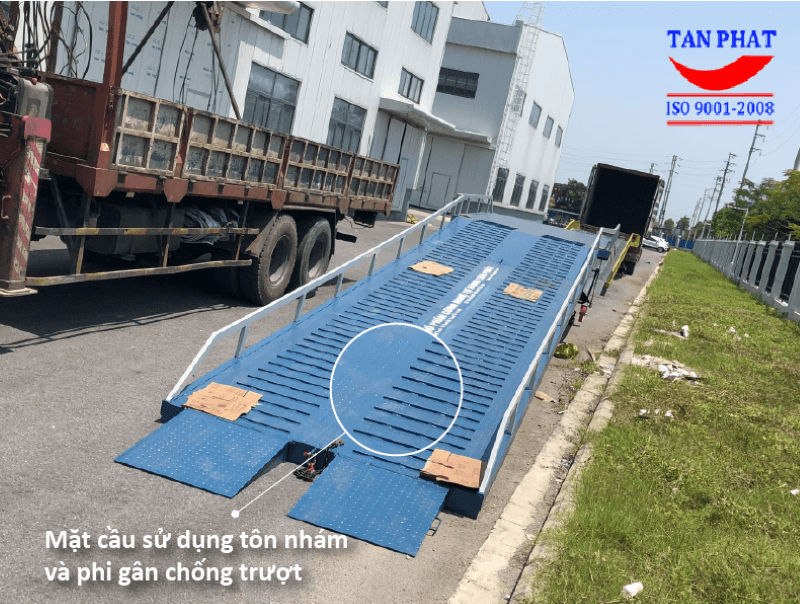 Cầu công sử dụng mặt tôn nhám kết hợp phi gân chống trượt