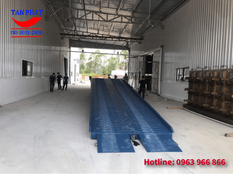 Cầu công được thiết kế để hỗ trợ các dòng xe nâng, xe điện lên xuống bốc dỡ hàng hóa từ xe tải, xe container một cách dễ dàng.