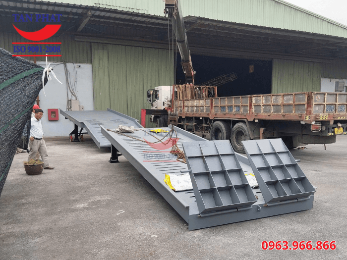 Cầu lên container được lắp đặt và bàn giao hoàn thiện tại chân công trình của khách hàng