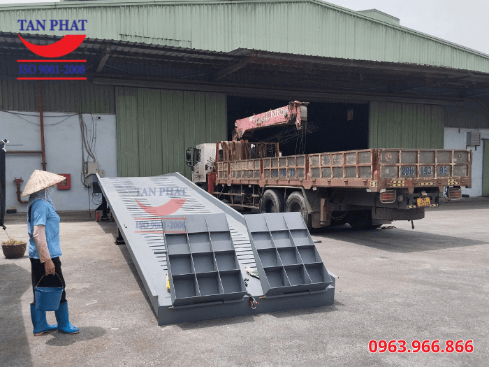 Cầu xe nâng chống trượt bằng tôn nhám, kết hợp với thép phi gân và thép vuông đặc gia tăng độ bám trên mặt cầu