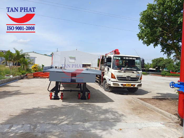 Chân chống cầu công sử dụng chân romooc Fuwa có khả năng nâng hạ, thay đổi độ cao linh hoạt