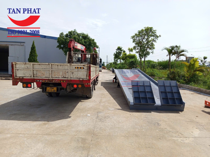 Mặt cầu sử dụng tôn nhám, gia tăng khả năng chống trượt bằng thép phi gân và thép vuông đặc